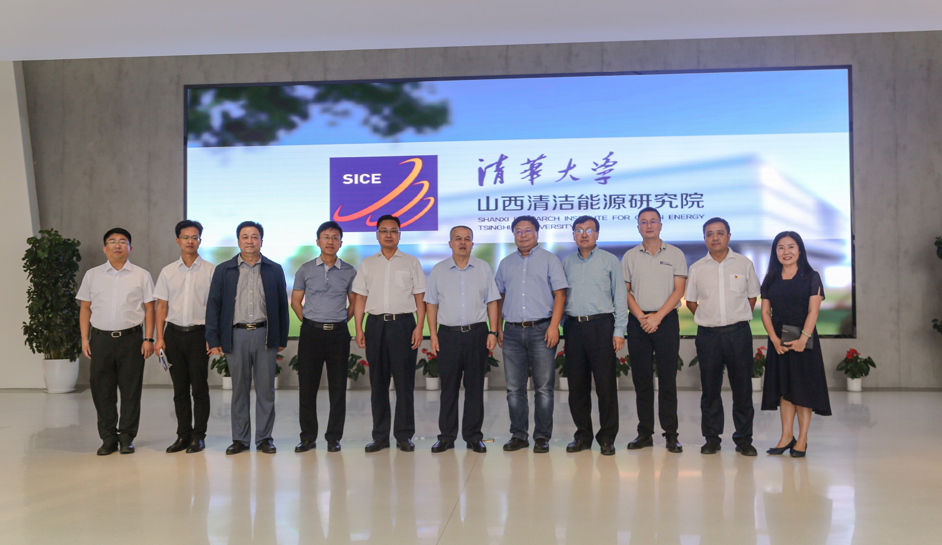 管委会副主任董良,科技创新与新业态项目招商服务中心主任谭慧杰,创新